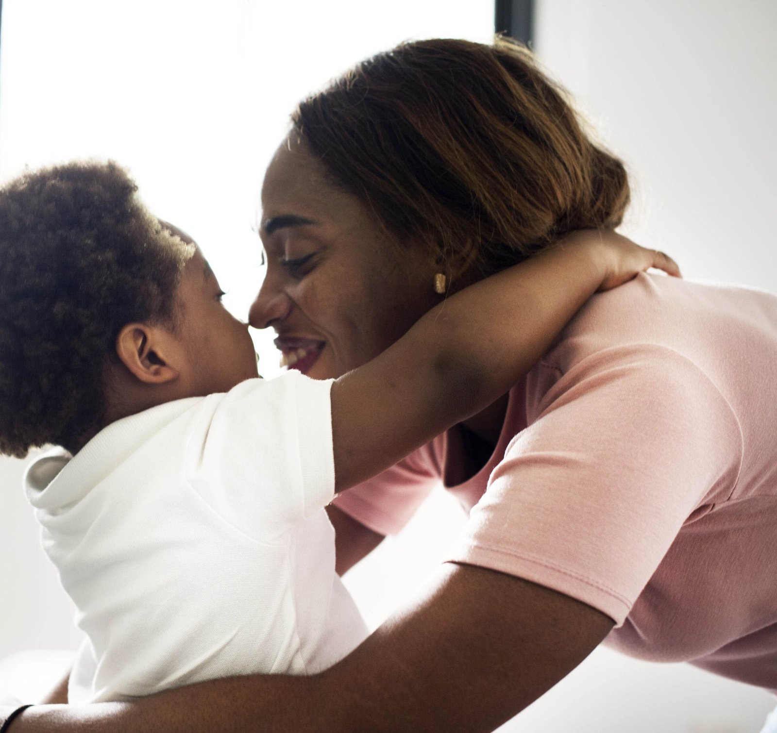 single mom enjoying precious time with her child scaled