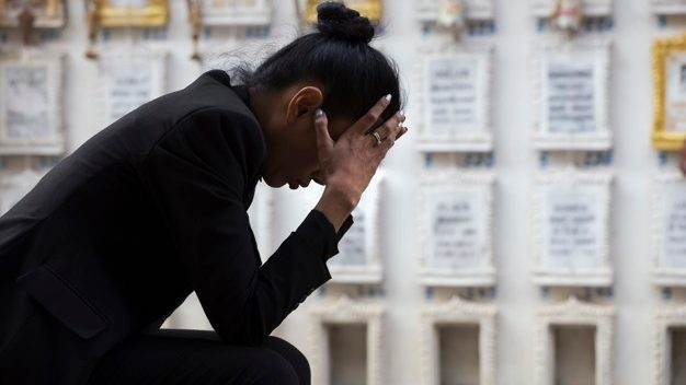 triste femme assise pres tombe 12338 251 e1562169526878